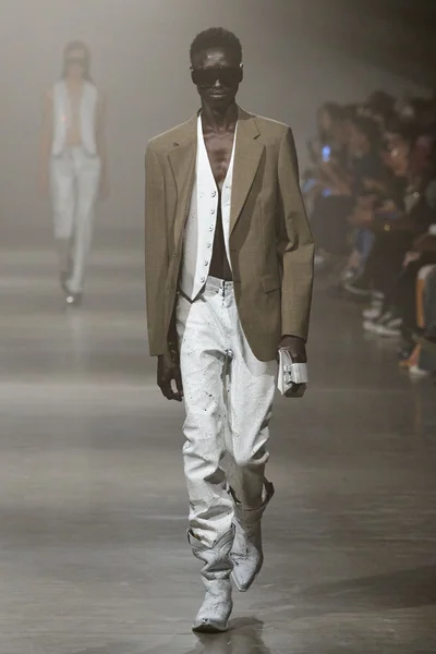 Look 3